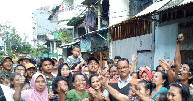  Anies Baswedan berfoto bersama warga di Teluk Gong. Foto: Antara/Livia Kristianti