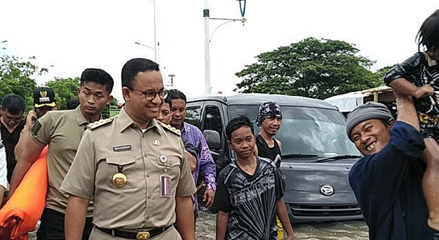 Anies Baswedan meninjau banjir di Jalan Rusun Pesakih Cengkareng, Jakarta Barat, Kamis (2/1). Foto: ANTARA/Devi Nindy