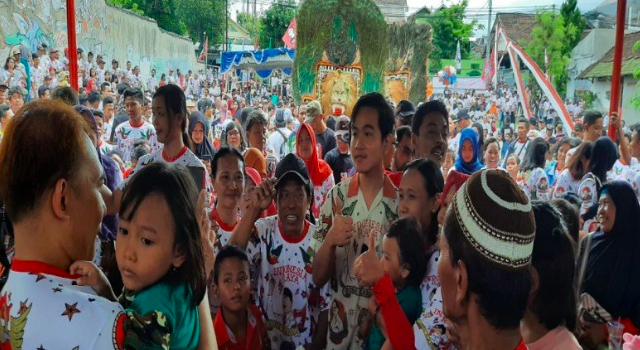 Bakal Calon Walo Kota Surakarta dari PDIP, Gibrab Rakabuming Raka di tengah para relawan pendukungnya di Kampung Ngaglik, Kelurahan Mojosongo, Kecamatan jebres Solo, Minggu. Foto : Bambang Dwi Marwoto