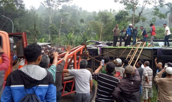 INSIDEN : Bus pariwisata yang diisi kader Posyandu Kelurahan Boponter, Kecamatan Cipayung mengalami kecelakaan di tanjakan Nagrog, Ciater, Sabtu (18/1) pukul 17:00 WIB. FOTO : ISTIMEWA