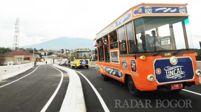 Bus Uncal ikut ujicoba flyover RE Martadinata. (Hendi/Radar Bogor