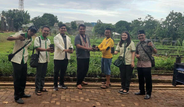 Eman Bria, salah satu pembina Pemuda Katolik Banten menyerahkan bibit pohon untuk mendapat perhatian untuk dinamam. Foto: Dok. Pemuda Katolik