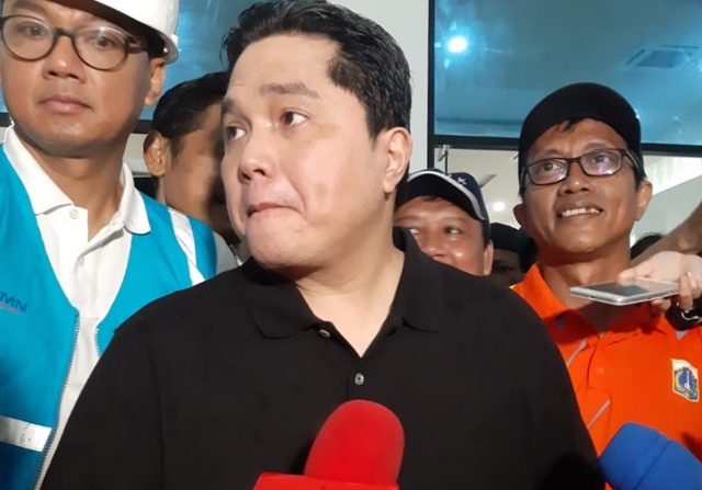 Erick Thohir saat melakukan kunjungan ke beberapa posko korban bencana banjir di kawasan Kecamatan Cengkareng Jakarta Barat. (Romys Binekasri/JawaPos.com)