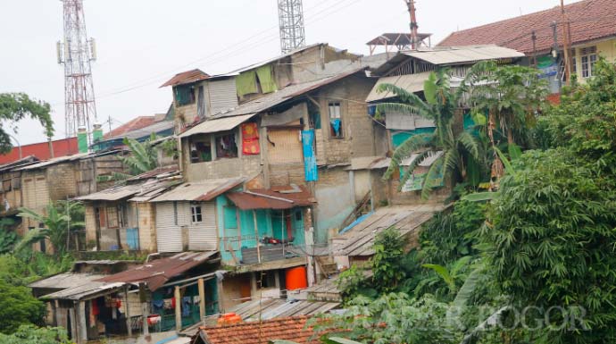 Perkampungan yang berada di daerah aliran Cikapancilan tepatnya yang berada di Kelurahan Kedung Badak sejak dua tahun lalu Pemkot Bogor mewacanakan untuk memindahkan warganya ke Rusunawa. Nelvi/Radar Bogor.