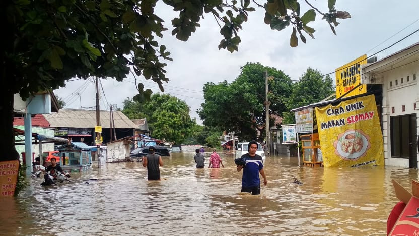 Kawasan Vila Nusa Indah, Desa Bojongkulur, Kecamatan Gunungputri, Bogor, terendam banjir, Rabu (1/1). Foto: Radar Bogor