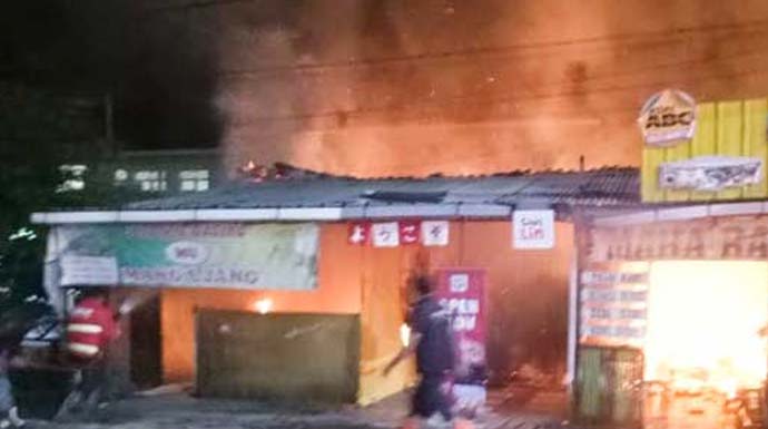 HANCUR: Kobaran api melahap salah satu ruko di Jalan Abdullah Bin Nuh pada Sabtu (25/1) pukul 22.00 WIB. FOTO:Humas Polres Cianjur For Radar Cianjur