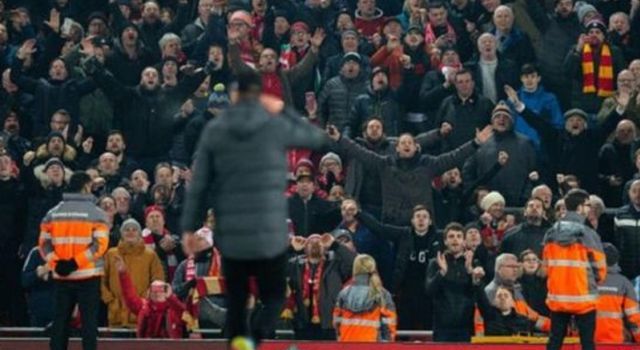 Penggemar merayakan kemenangan Liverpool 2-0 atas Manchester United. (BBC)