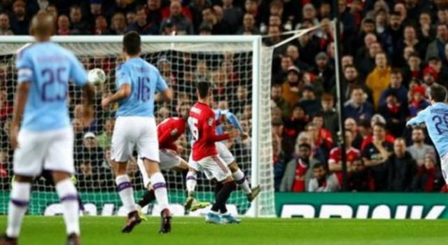 Manchester United takluk 1-3 dari Manchester City di Piala Liga Inggris, Rabu (8/1). (BBC)