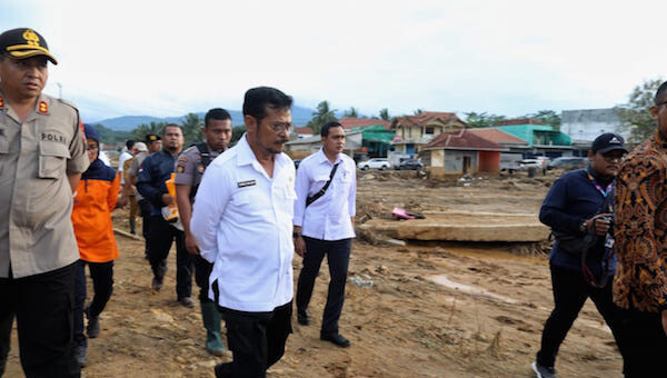 Menteri Pertanian Syahrul Yasin Limpo meninjau lokasi banjir dan longsor terparah di Kabupaten Lebak, Banten, Selasa (7/1). Foto: Humas Kementan