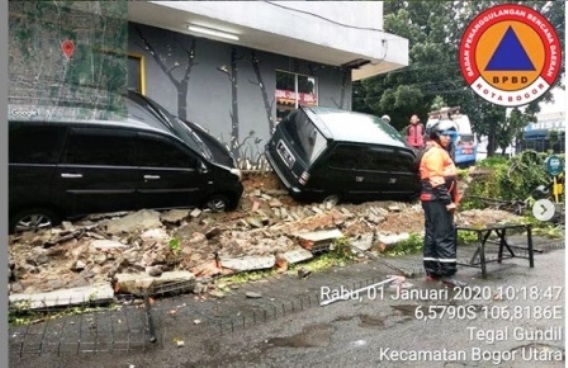 Dua mobil terperosok dan nyaris terguling di Tegalgundil. (dok.BPBD Kota Bogor)