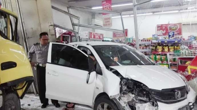 Minimarket dihantam kendaraan dalam sebuah kendaraan beruntun di Ciamis