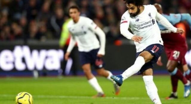 Mohamed Salah cetak gol satu gol pada kemenangan 0-2 Liverpool atas West Ham di laga lanjutan Liga Inggris, Kamis (30/1) dini hari WIB. (BBC) VIDEO: Cara Ampuh Hindari Virus Corona POJOKSATU.id, JAKARTA – Liverpool berhasil memperlebar jarak dengan Manchester City menjadi 19 poin setelah mengalahkan West Ham 0-2 di laga lanjutan Liga Inggris, Kamis (30/1) dini hari WIB. Pada pertandingan tersebut, penalti Mohamed Salah di menit ke-35 membuka keunggulan timnya di babak pertama. Liverpool yang bertindak sebagai tim tamu menambah keunggulan di menit ke-52 lewat Alex Oxlade-Chamberlain. Dengan ini, The Reds mencatatkan kemenangan ke-23 musim ini dan mengumpulkan 70 poin. VIDEO: VIDEO TEROR CORONA: Kisah Mahasiswa Indonesia Terkurung di Kota Mati Wuhan Meski unggul jauh dari posisi kedua di klasemen, pelatih Jurgen Klopp merasa perjalanan mereka belum selesai. “Saya hanya senang dengan tiga poin,” katanya seperti dilansir BBC. “Malam ini adalah kinerja normal. Saya tidak tahu (jika ada yang menyalip kami). Target pertama kami adalah mendapatkan poin maksimal – masih ada banyak pertandingan. “Ya, kami memiliki 70 poin, angka yang luar biasa, tetapi begitu banyak hal bisa terjadi. Saya tidak terlalu peduli dengan catatan,” sambungnya. Lebih lanjut, Klopp menuturkan pihaknya akan langsung fokus pada pertandingan lawan Southampton pada Sabtu (1/2) malam WIB. (zul/pojoksatu) VIDEO: Cara Buka Blokir Situs Web Tanpa VPN! Hasil Pertandingan Jurgen Klopp west ham vs liverpool