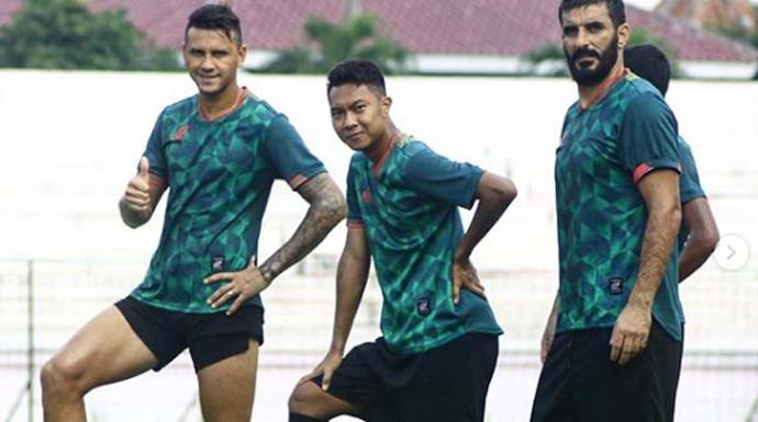 Alex dos Santos (kiri) gabung latihan PS Tira-Persikabo