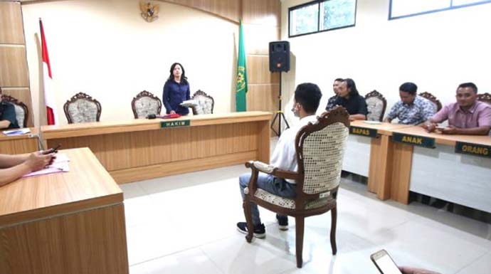 MASIH BERSERAGAM SMA: ZA mendengarkan sidang pembacaan tuntutan di Pengadilan Negeri Kepanjen, Kabupaten Malang, kemarin. (DARMONO/JAWA POS RADAR MALANG)