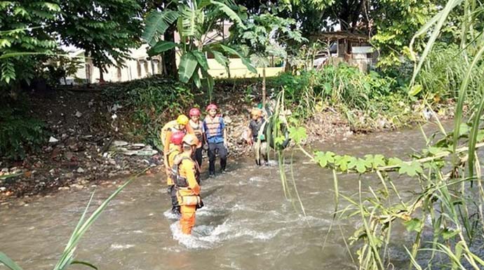 Tim Kansar Jakarta ikut membantu mencari santri yang hanyut di Sungai Cisindangbarang. (instagram/kansar_jakarta)