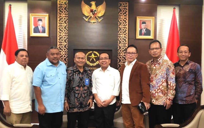 Pengurus PWI Pusat dan Panitia HPN 2020 berpose bersama Mensesneg Pratikno di Jakarta, Senin (27/1). Foto: 