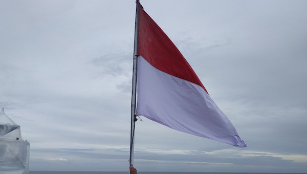 Personel KRI Layang- 635 yang sedang melaksanakan Operasi Ambalat di wilayah Nunukan, berhasil mengibarkan kembali bendera merah putih di suar Karang Unarang. Foto: Dispen Koarmada II