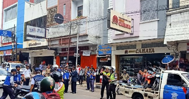 Petugas mengamankan motor yang parkir sembarangan di Jalan Ahmad Yani, Kabupaten Garut, Rabu (8/1). Foto: ANTARA/HO Diskominfo Garut