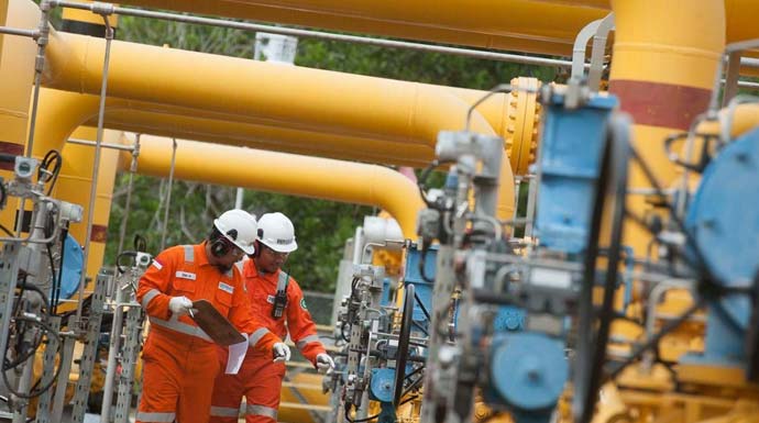 Pekerja tengah mengecek pipa gas PGN