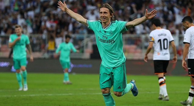 Luka Modric merayakan golnya ke gawang Valencia pada laga semifinal Piala Super Spanyol 2019 di King Abdullah Sports City (Jeddah), Kamis (9/1/2020) dini hari WIB.