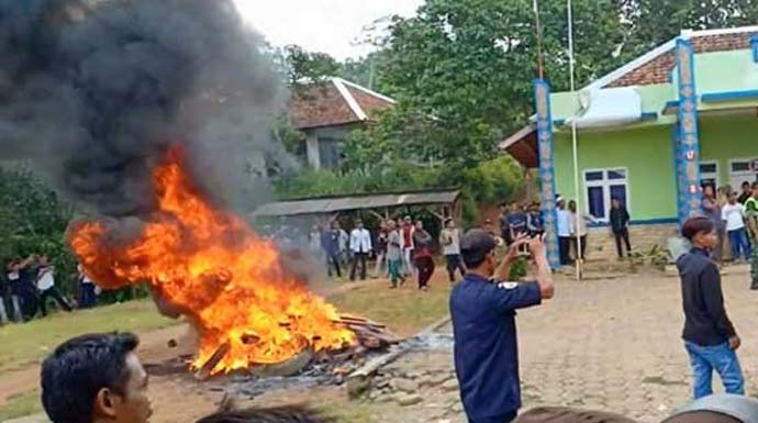 BERKOBAR: Warga membakar kayu di dalam lingkungan Kantor Desa Waringinsari, Kecamatan Takokak sebagai bentuk protes.