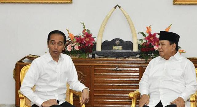 Menteri Pertahanan Prabowo Subianto bersama Wakil Menhan Sakti Wahyu Trenggono menghadap Presiden Jokowi di Istana Kepresidenan Jakarta, Kamis (9/1). Dalam pertemuan itu, Prabowo dan Trenggono melaporkan sejumlah hal terkait perkembangan strategi pertahanan nasional ke depan.  "Saudara-saudara sekalian. Tampaknya kalian sudah nunggu ya. Jadi tadi saya dengan wamen, kami laporan perkembangan di bidang pertahanan, rencana-rencana ke depan," kata Prabowo usai pertemuan itu.  Saat bertemu Jokowi, mantan Danjen Kopassus TNI AD itu juga menyampaikan persiapan pelaksanaan Rapat Pimpinan Kemenhan dan TNI yang rencananya akan digelar pada bulan ini juga.  Selain itu, dia juga berharap dalam waktu tidak lama lagi akan terbit Peraturan Pemerintah (PP) tentang aturan pelaksanaan Undang-Undang Nomor 23 Tahun 2019 tentang Pengelolaan Sumber Daya Nasional untuk Pertahanan Negara.  PP tersebut begitu dinantikan karena akan membuat pengaturan terkait komponen cadangan TNI.  "Mudah-mudahan dalam waktu dekat bisa keluar. Ini juga untuk memperkuat sistem pertahanan kita," kata Prabowo.  "Saya ulangi, sistem pertahanan kita adalah sistem pertahanan keamanan rakyat semesta," sambung mantan Calon Presiden di Pilpres 2019 itu.  Dia menambahkan, dalam bidang pertahanan, Indonesia mengedepankan sikap defensive. Namun bertekad kuat dalam menjaga dan mempertahankan kepentingan nasional dari gangguan dalam bentuk apa pun.  "Kita defensif. Kita tidak mau punya pikiran untuk mengganggu negara lain di bidang mana pun. Tetapi kita bertekad untuk menjaga kepentingan kita dan wilayah nasional kita," tandasnya.