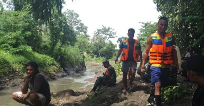 Proses pencarian anak yang hanyut terbawa arus Kali Jangkuk di Lingkungan Karang Mas-Mas, Kota Mataram, Nusa Tenggara Barat, atas nama Hasan Wira Yudha usia 6 tahun, masih terus dilakukan. Foto:ANTARA News/Nirkomala.ist