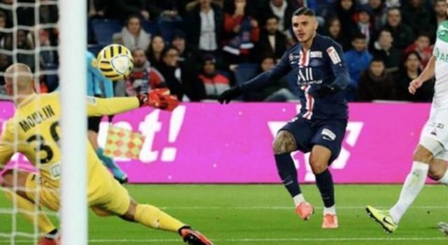 Mauro Icardi cetak tiga gol dalam kemenangan 6-1 PSG atas Saint-Etienne, Kamis (9/1). (BBC)