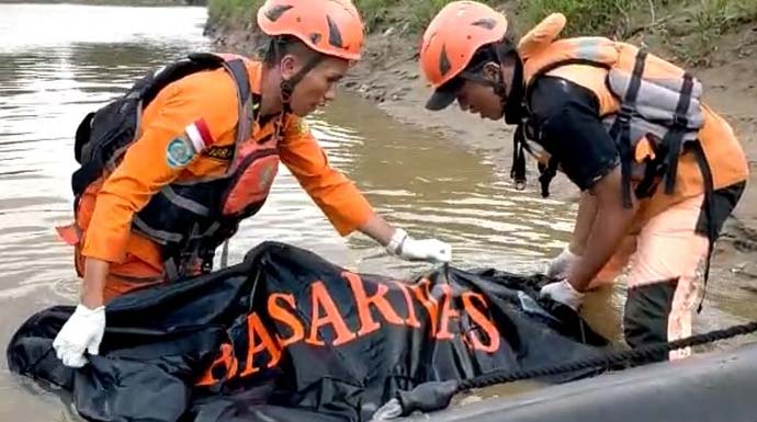 TAK BERNYAWA: Jasad hanyut, yang diduga Ridho ditemukan tim SAR Gabungan di sungai belakang Restoran Istana Nelayan Tangerang.  