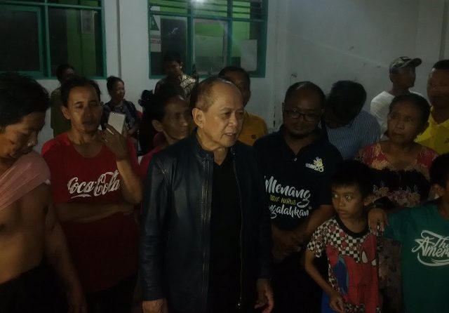 Syarief Hasan saat mengunjungi lokasi pengungsian korban banjir Jabodetabek, Sabtu (4/1). (Gunawan Wibisono/JawaPos.com)