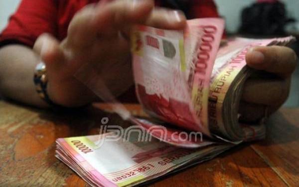 Teller menghitung lembaran uang rupiah di salah satu tempat money changer Jalan Juanda Medan, Rabu (7/10). Rupiah kembali menguat terhadap dolar AS dan menyentuh level terendahnya di angka Rp 13.900. Foto : Danil/Sumut Pos