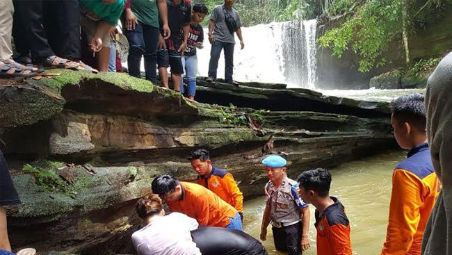 \Upaya evakuasi oleh petugas terhadap korban tenggelam di kawasan air terjun Jantur Doyan Kabupaten Barito Utara, Rabu (1/1/2020). Foto: ANTARA/HO/Danramil Lahei