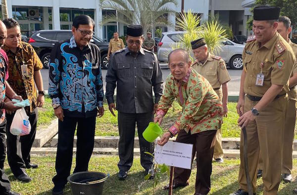 Wakil Ketua MPR Syarief Hasan menanam pohon ulin di ruang hijau Kantor Gubernur Kalimantan Tengah, Palangka Raya, Selasa (28/1/2020). Foto: Humas MPR RI