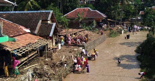 Warga membersihkan peralatan rumah tangga setelah rumah mereka terendam banjir bandang di Lebak, Banten. Foto: ANTARA/Weli Ayu Rejeki