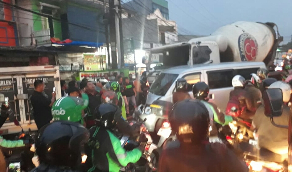 Rem Blong, Truk Tabrak Tiga Mobil Dan Satu Sepeda Motor Di Cileungsi