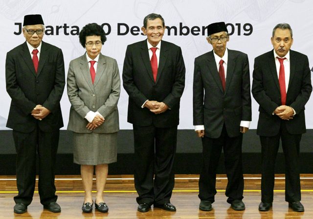 Anggota Dewan Pengawas KPK Albertina Ho (kedua dari kiri), membacakan pakta integritas saat serah terima jabatan Pimpinan dan Dewan Pengawas KPK di gedung KPK, Jakarta, Jumat (20/12/2019). (Dery Ridwansah/ JawaPoss.com)