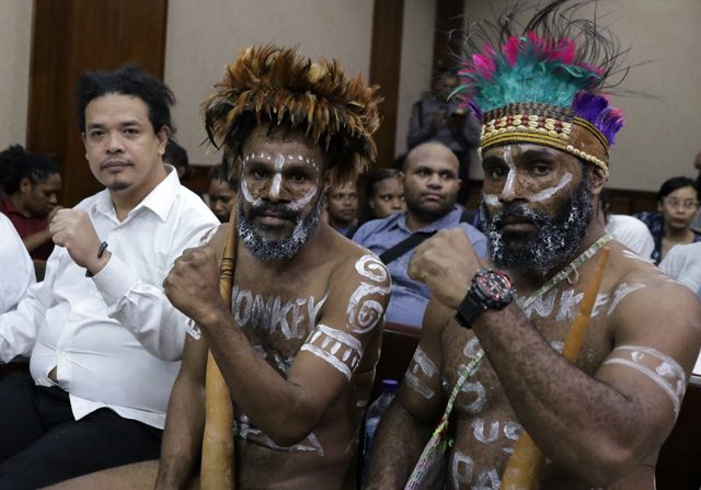 Dua dari enam aktivis Papua memakai koteka di Pengadilan Negeri Jakarta Pusat, beberapa waktu lalu. (Dery Ridwansah/ JawaPos.com)