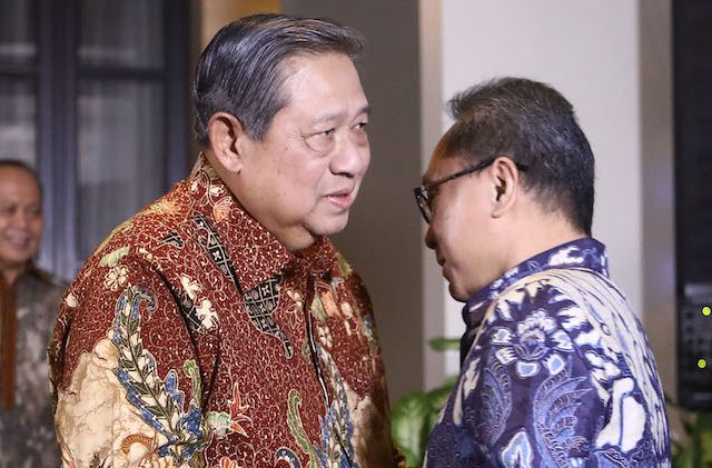 Ketua Umum Partai Amanat Nasional (PAN) Zulkifli Hasan saat bersama Ketua Umum Partai Demokrat Susilo Bambang Yudhoyono (SBY) yang pernah menjadi atasannya saat di kabinet. (Dery Ridwansah/JawaPos.com)