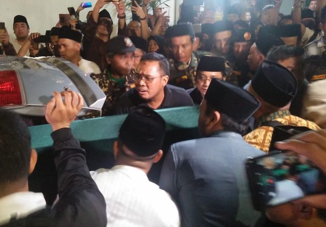 Jenazah tokoh Nahdlatul Ulama (NU) KH Salahuddin Wahid saat tiba di rumah duka yang berlokasi di kawasan Kapten Tendean, Jakarta Selatan, Minggu (2/2) malam WIB. (Muhammad Ridwan/JawaPos.com)