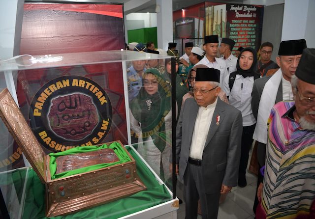 Wakil Presiden Ma’ruf Amin meninjau pameran Artefak Rasulullah di Museum Situs Kepurbakalaan Banten Lama (16/2). (Humas Setwapres)