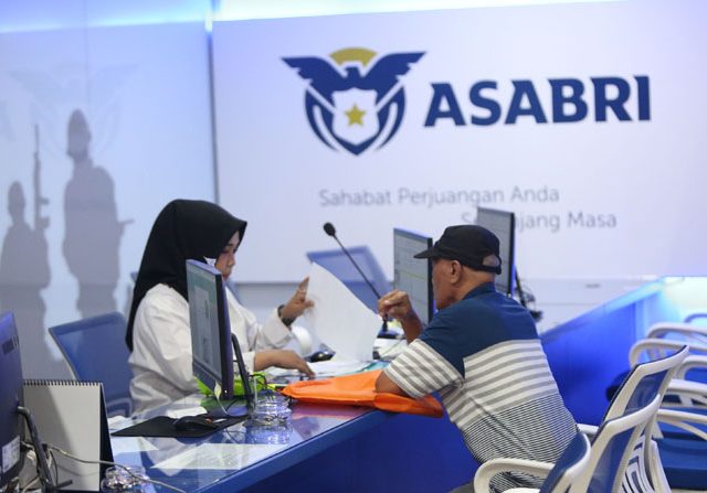 Aktivitas layanan nasabah di kantor PT Asuransi Sosial Angkatan Bersenjata Republik Indonesia (Asabri) di Jakarta Kamis (16/1).Asabri membantah kabar mengenai adanya korupsi di perseroannya, dan meminta kepada para nasabah tidak usah khawatir dengan dana yang selama ini telah disetorkan serta menjamin bahwa uang yang dikelola di Asabri aman, tidak hilang, dan tidak dikorupsi. (MIFTAHULHAYAT/JAWA POS)