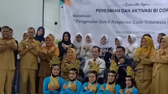 FOTO : Ist  PROGRAM: Bank Indonesia (BI) meresmikan BI Corner sekaligus memberikan bantuan 350 buku untuk SMA Negeri 10 Bogor, Senin (24/2). 