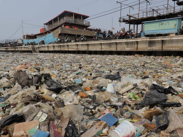 ILUSTRASI. Sampah plastik menumpuk di pinggir laut kawasan pelabuhan, Senin (29/7). (Dery Ridwansah/JawaPos.com)