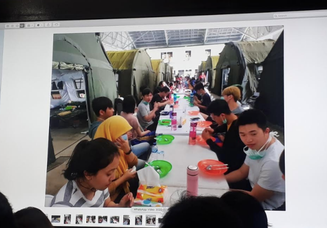 Suasana para WNI di Natuna sedang menyantap makan bersama. (Dokumentasi kemenkes)