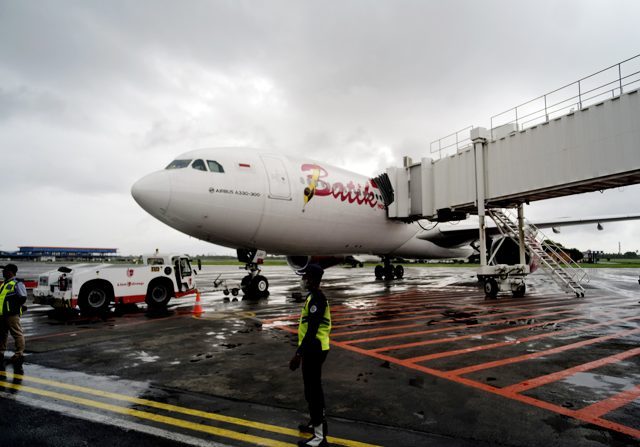 Pesawat Batik Air yang digunakan mengevakuasi WNI dari Tiongkok dilakukan sterilisasi (Dery Ridwansah/JawaPos.com)