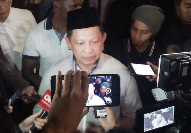 Menteri Dalam Negeri (Mendagri) Tito Karnavian melayat ke rumah duka Gus Solah di Jalan Bangka Raya Nomor 2B, RT3/RW5, Pela Mampang, Kecamatan Mampang Prapatan, Jakarta Selatan, Minggu (2/2) malam. (Ridwan/JawaPos.com)