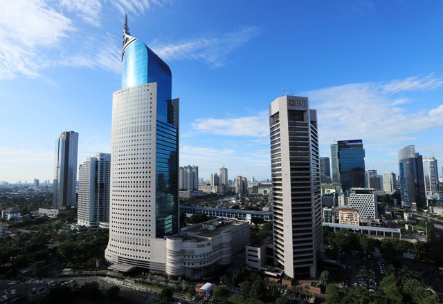 Gedung-gedung bertingkat di kawasan Jalan Jendral Sudirman, Jakarta, Senin (27/1). Pertumbuhan ekonomi 2020 diprediksikan lebih rendah dibandingkan 2019. (Dery Ridwansah/JawaPos.com)