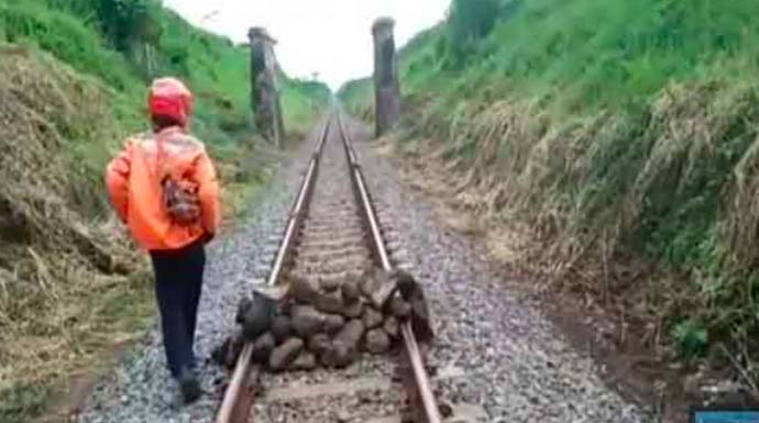 Ada tumpukan batu besar di jalur kereta api. Foto: Pojokpitu