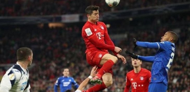 Robert Lewandowski sumbang dua gol pada kemenangan 4-3 Bayern Munchen vs Hoffenheim di DFB Pokal, Kamis (6/2) dini hari WIB. (BBC)