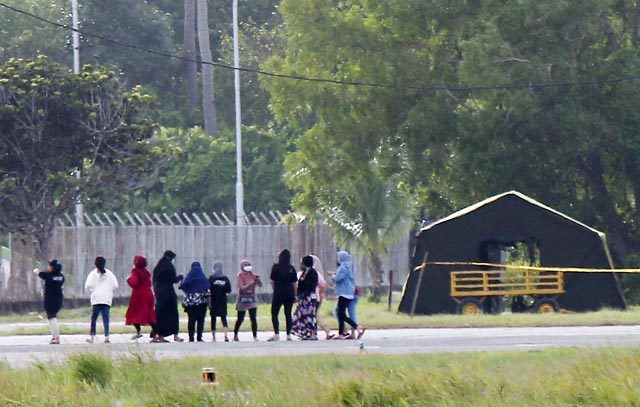 Sejumlah Warga Negara Indonesia (WNI) asal Wuhan, Hubei, China beraktivitas di depan Hanggar Pangkalan Udara Raden Sadjad, Ranai, Natuna, Kepulauan Riau, Selasa (4/2/2020). (HARITSAH ALMUDATSIR/JAWA POS)